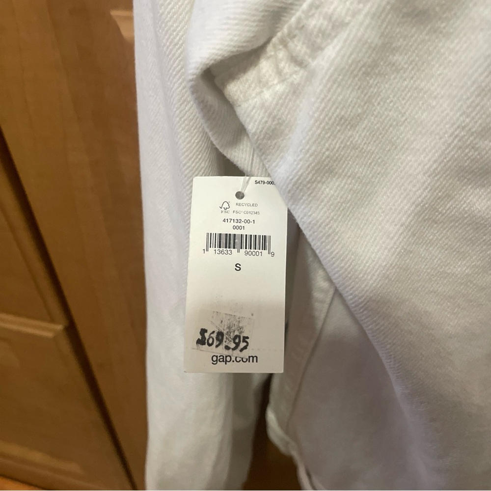 GAP Women's Classic White Jean Jacket - Picture 4 of 4